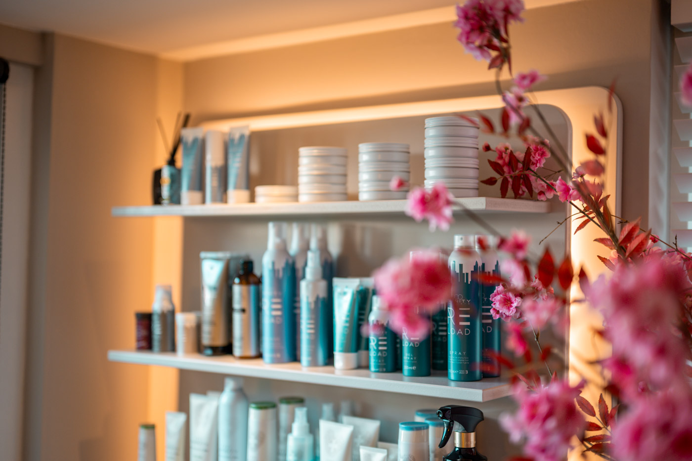 Verzorgingsproducten op het schap in de salon